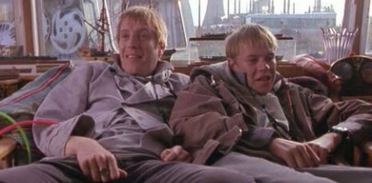 Rhys Ifans with his brother Llŷr in Twin Town (1997)